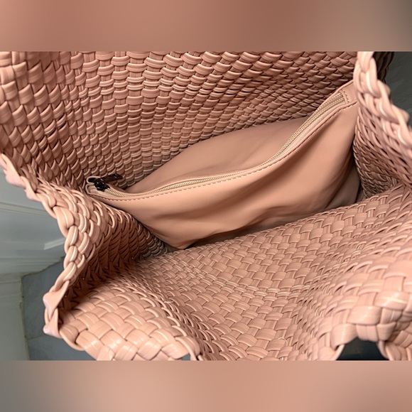 Pink faux leather weaved bag with removable zippered bag. - Picture 4 of 6